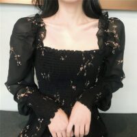 Schwarzes Blumen-Chiffonkleid mit langen Puffärmeln Korea Stilvolles Kawaii
